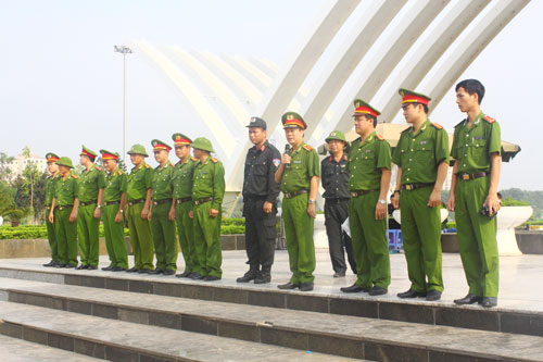 Trung tướng, GS.TS Nguyễn Xuân Yêm kiểm tra và động viên các sinh viên tham gia lễ diễu binh.